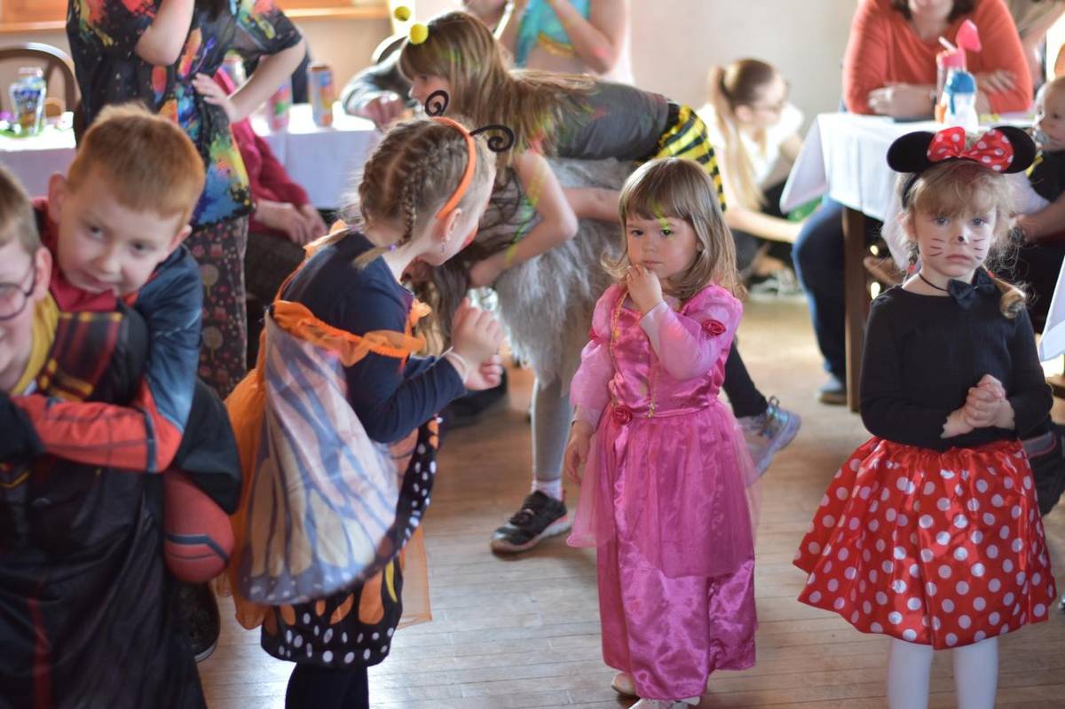 Dne 22.3.2025 se na zámku B sešli rodiče a děti, aby si společně užili karneval. Děti v maskách si při zábavném odpoledni vyzkoušeli různé soutěže s klaunem a bohatá tombola završila tento krásný den.