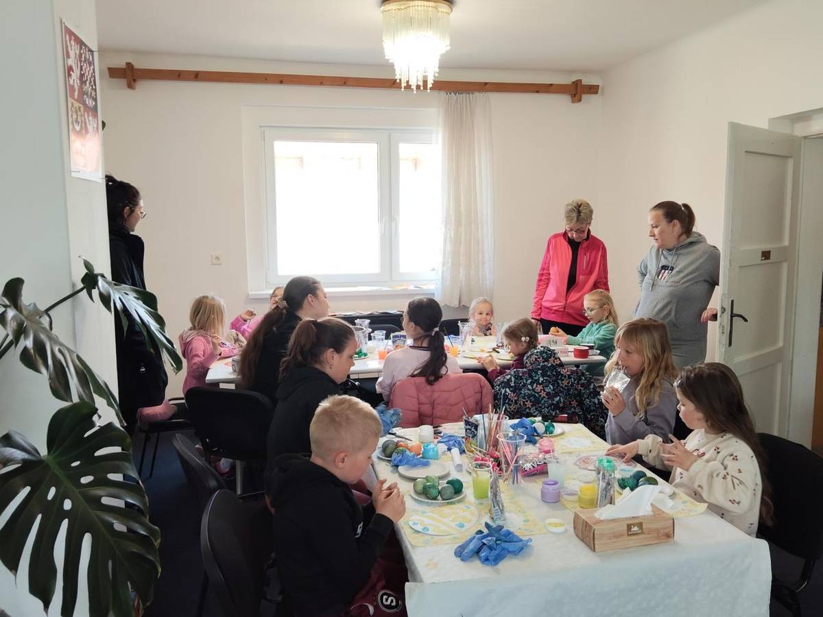 06.04.2025 děti malovaly vajíčka a pletly pomlázky..