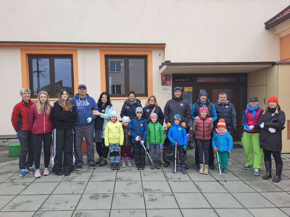 Na akci Ukliďme Česko se zase po roce sešla parta dobrovolníků. Sbírali rozfoukané odpadky a naházené smetí po okraji cest a silnic. K akci se přidaly i děti z MŠ a ZŠ Tyršova, které si uklízely v okolí školy a školky. Pro více informací a fotografií z akce navštivte webové stránky MO8.