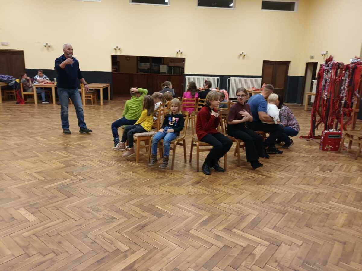 V sobotu 3.12. 2022 navštívil Mikuláš se svým doprovodem děti v kulturním domě v Petrovicích I.