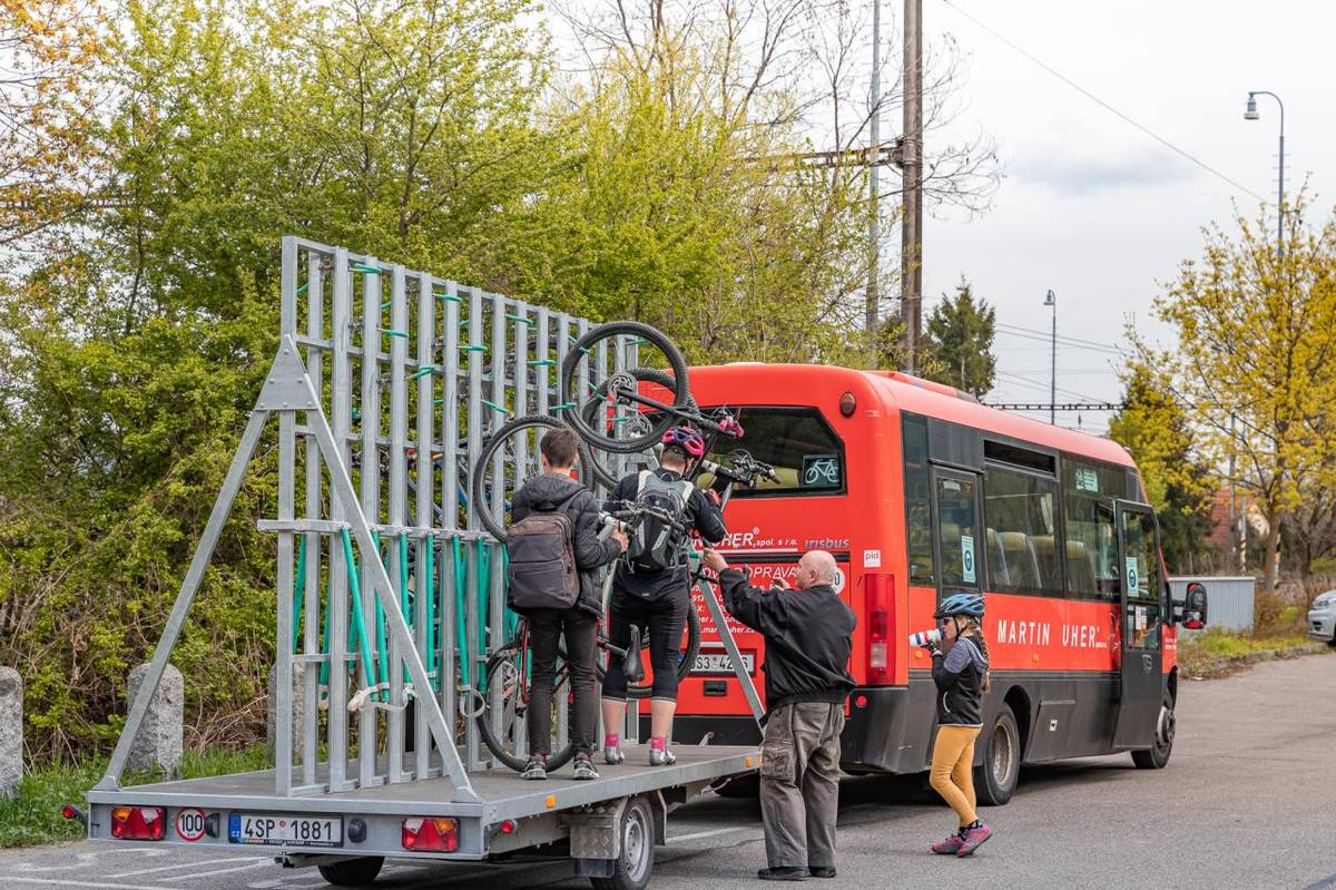 Cyklobus, který spojuje vlakové nádraží v Dobřichovicích s brdskými hřebeny a jede přes Černolice, Řitku a Mníšek pod Brdy do Kytína jede o víkendech a svátcích čtyřikrát denně ve dvouhodinových intervalech mezi Dobřichovicemi a Kytínem.
