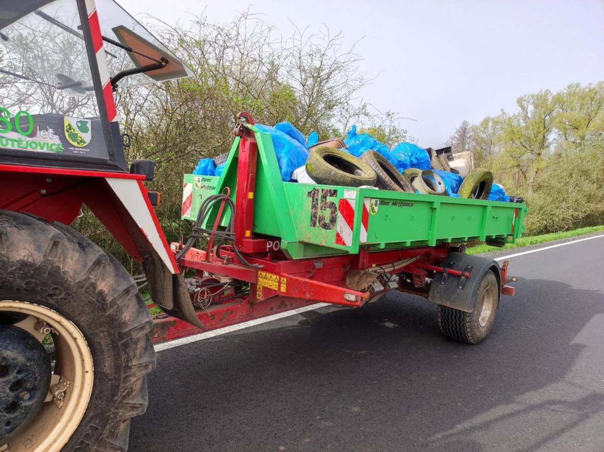 Ukliďme Česko je dobrovolnická úklidová akce, která probíhá na území celé České republiky (a dokonce na pár místech mimo ni). Jejím cílem je uklidit nelegálně vzniklé černé skládky a nepořádek.