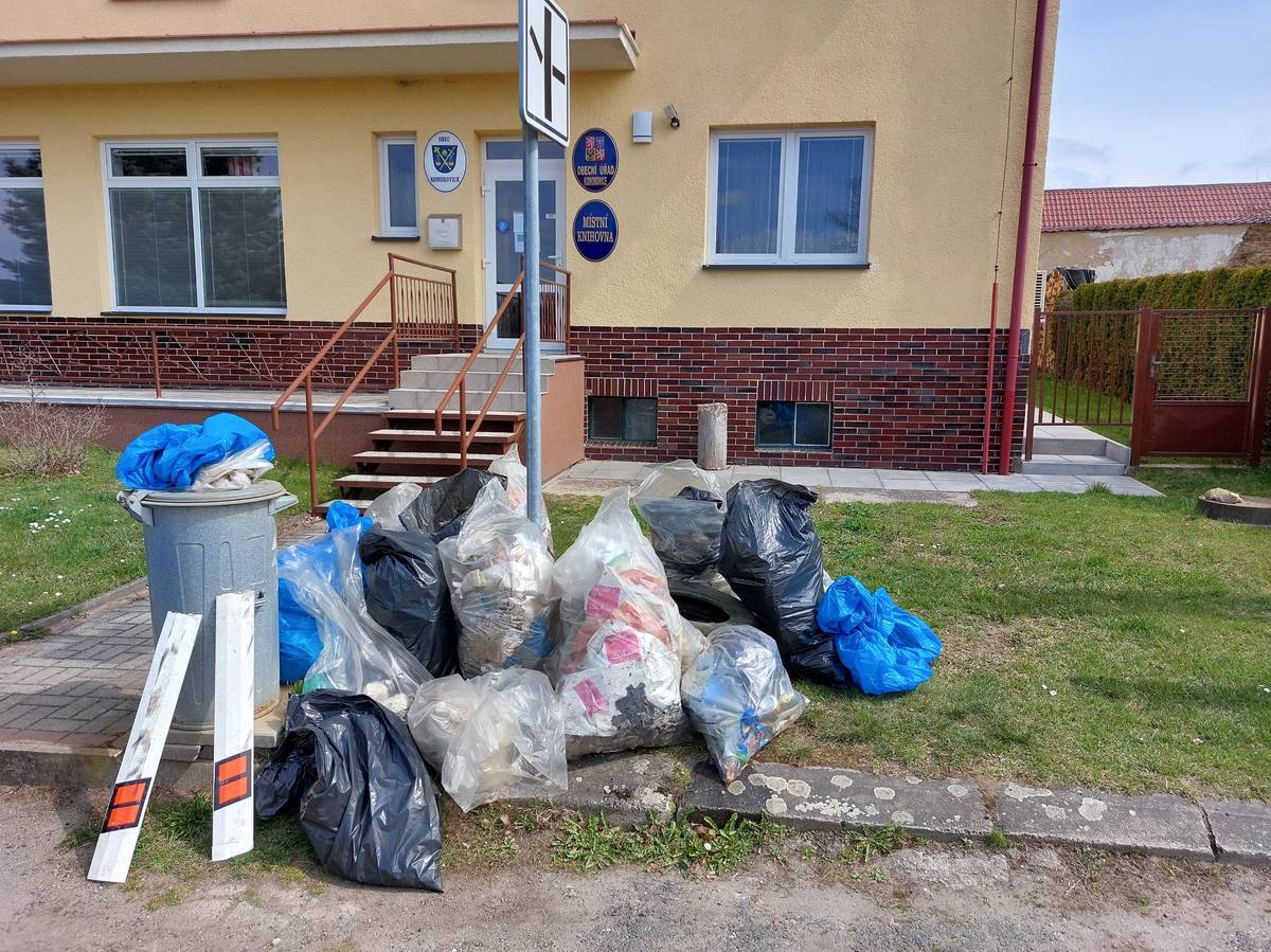 Ještě jednou VELKÉ PODĚKOVÁNÍ všem účastníkům sobotní akce Čistá Vysočina, kteří se podíleli na úklidu okolí naší obce. Foto z akce na webových stránkách obce.