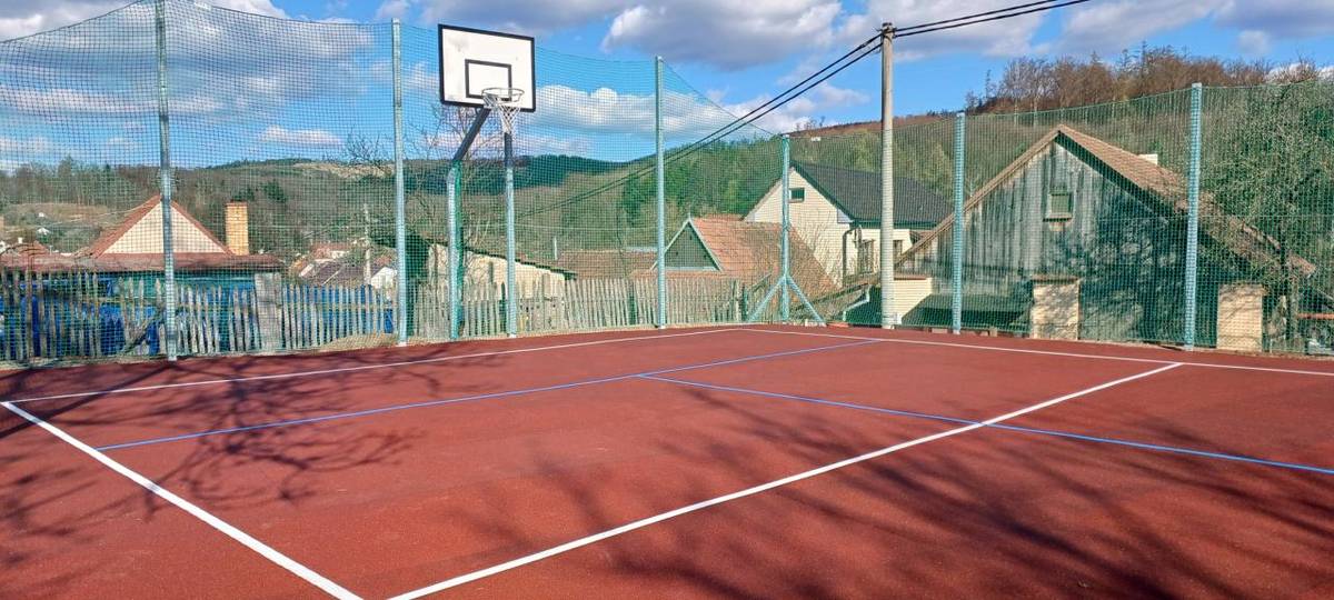 Jak jste si jistě všimli, víceúčelové hřiště bylo dokončeno, v minulých dnech byl podepsán předávací protokol a drobné nedodělky již nebrání v užívání - doufám že bude sloužit dlouho a dobře.  Věnujte prosím pozornost Provoznímu řádu.