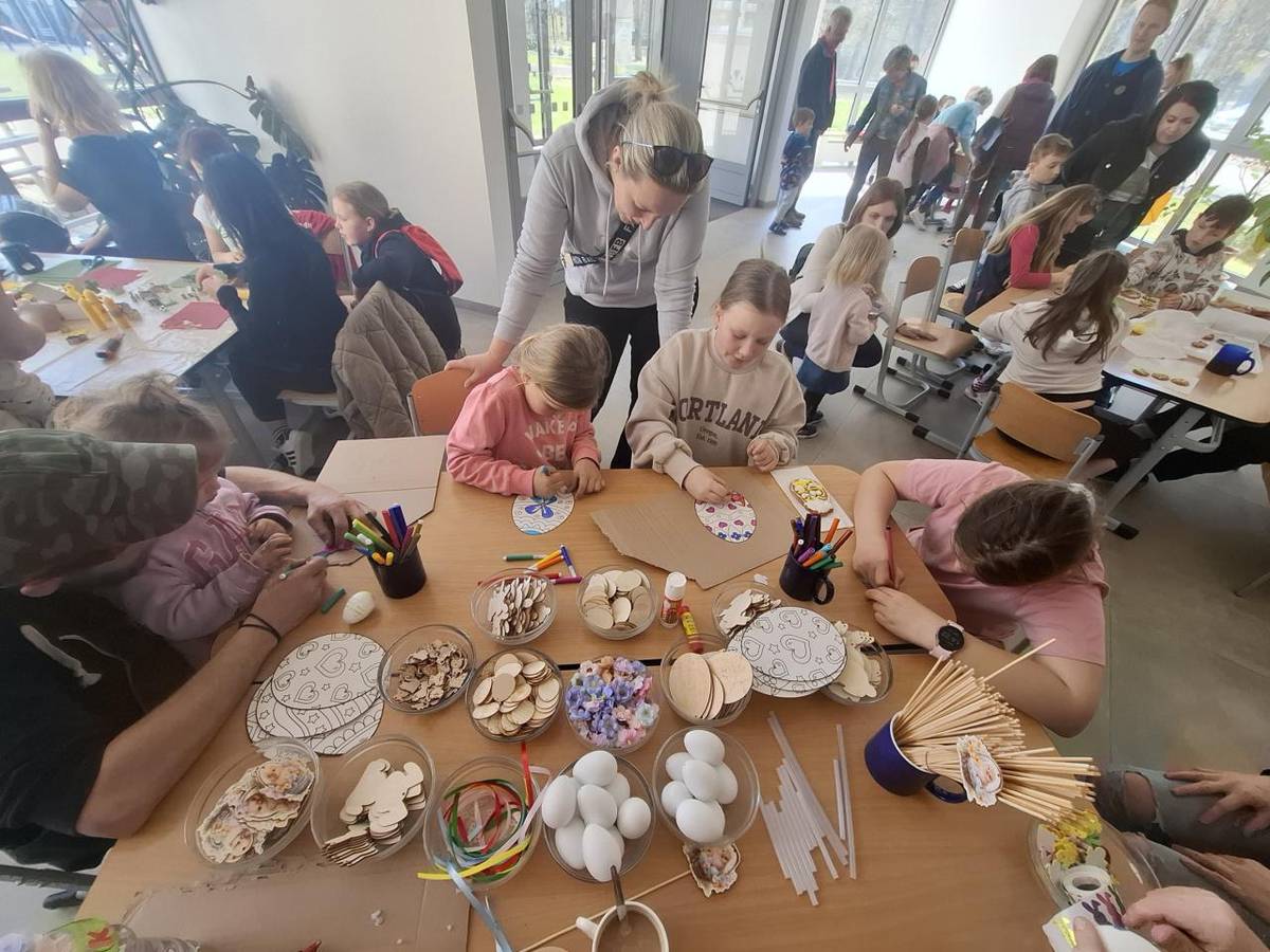 V sobotu 12.4.2025 se uskutečnily první velikonoční dílničky a měly obrovský úspěch. Školní prostory zaplnily děti s rodiči. Dobře se bavili všichni na stanovišti - kraslice, perníčky, svíčky a vosky, malování na dřevěné matrice.