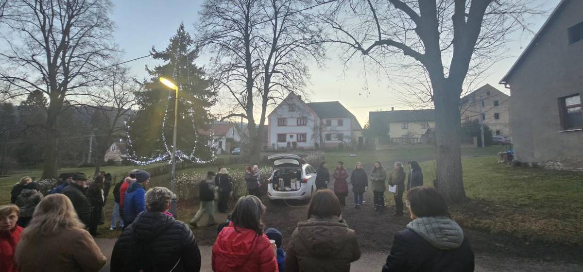 SDH Lhota pod Džbánem uspořádalo slavnostní rozsvícení.