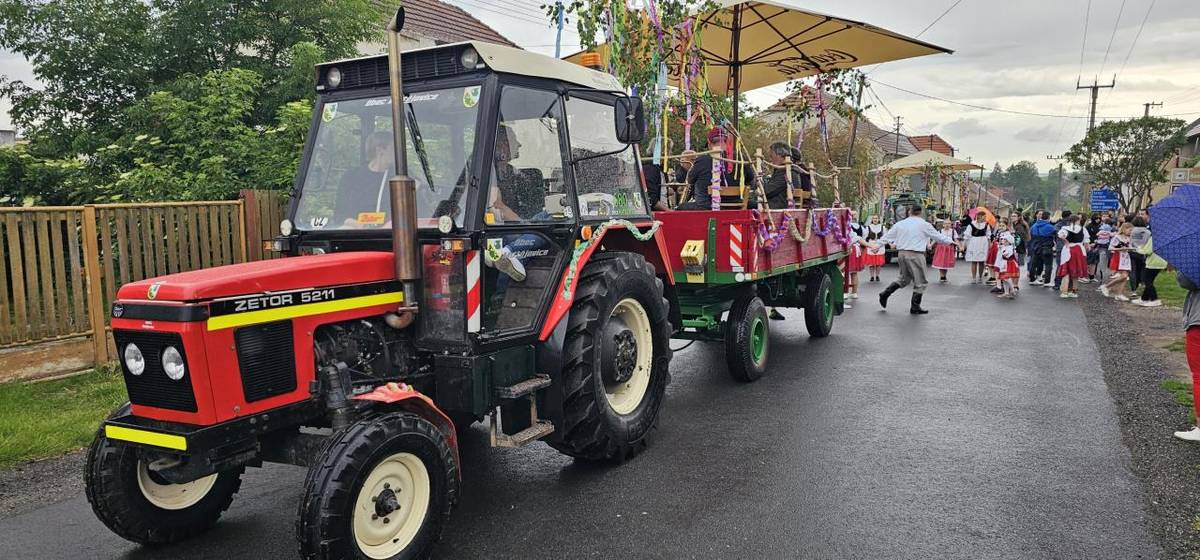 Tradiční májový průvod obcí který se konal poslední květnovou sobotu zakončený Staročeskou besedou za sokolovnou v Mutějovicích.