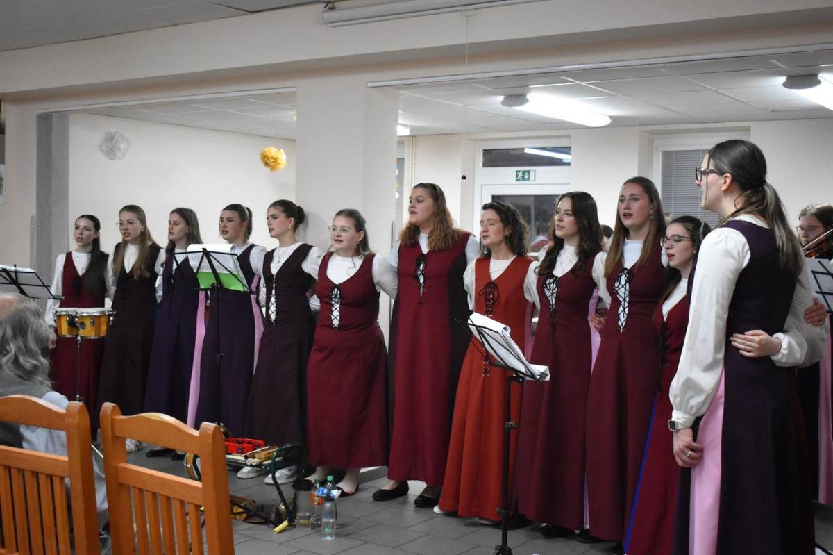 Ve čtvrtek to u nás žilo!   Dorazil k nám hudební soubor Cink z Prachatic a postaral se o večer plný krásné hudby, skvělé nálady a příjemné atmosféry.   Díky všem, kdo jste dorazili – a hlavně velké díky souboru Cink za to, že s námi sdíleli svůj talent a radost z hudby.