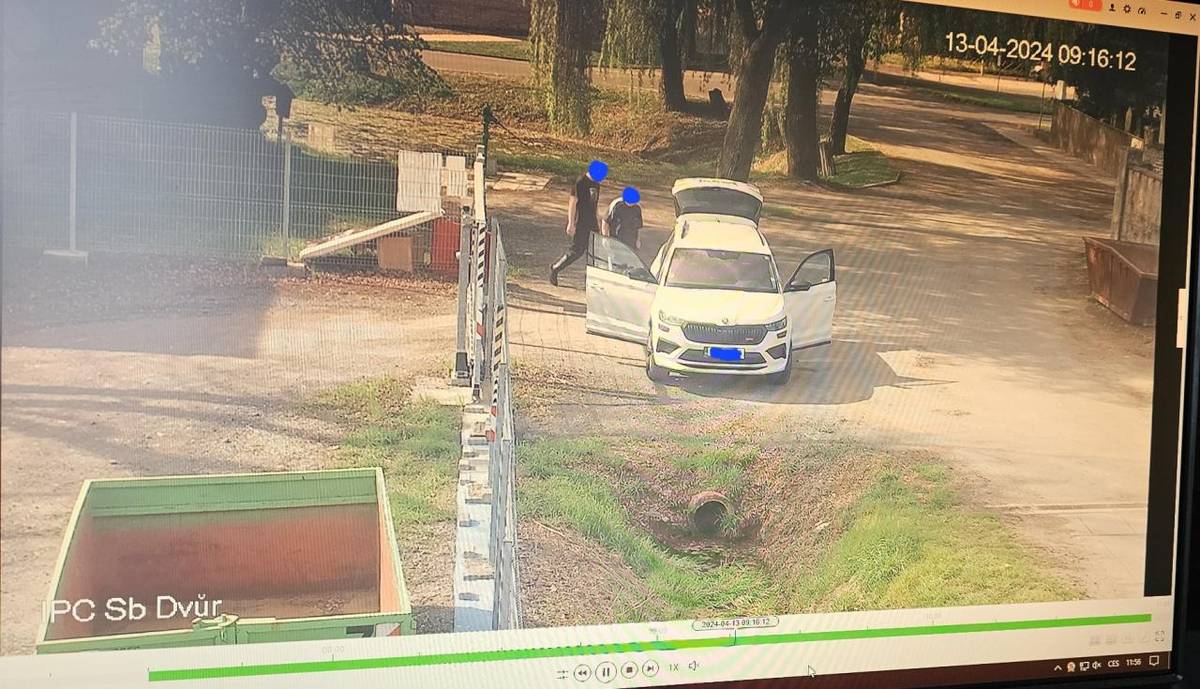 Odpadky na veřejném prostranství u hřbitova v Mutějovicích