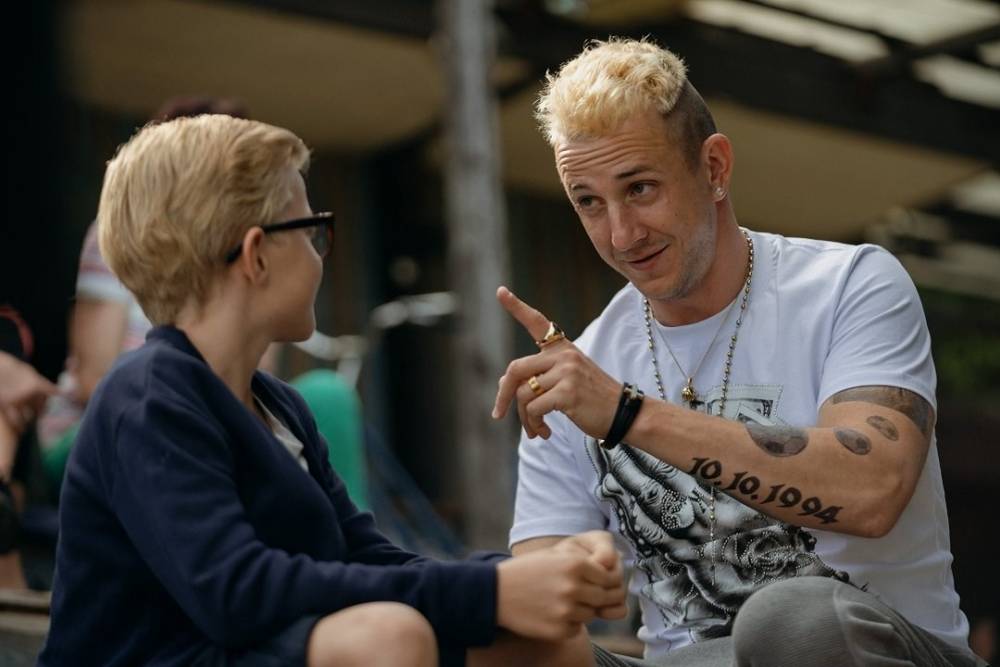 I když se to zdá po všech jeho extempore téměř nemožné, dostane Lavi nabídku z jednoho anglického klubu. A jak se dá předpokládat, v cizích řečech není zrovna kovaný, takže se ...