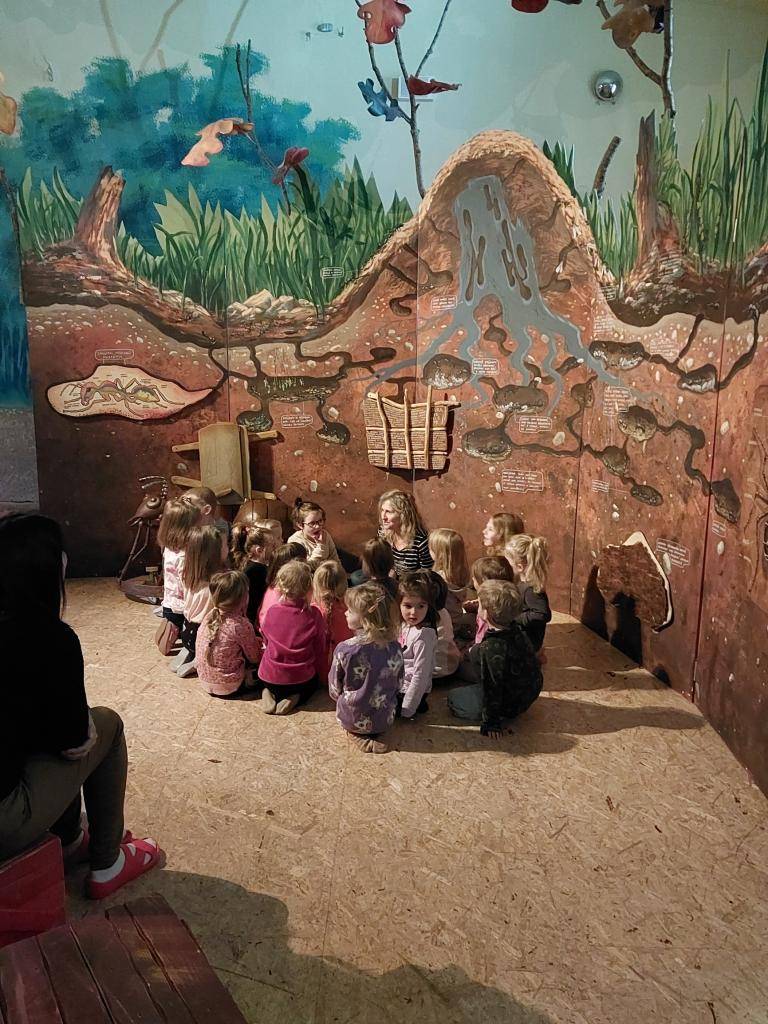 Ve čtvrtek 10.4.2025 jsme si udělali krásný výlet do Písku do sladovny. Navštívili jsme zde dvě herny zvané Mraveniště a Pilařiště. Děti si pohrály, vyslechly si pohádku o Rumcajsovi, říkanku o mravenci a dozvěděly se spoustu zajímavých věcí o životě mravenečků.