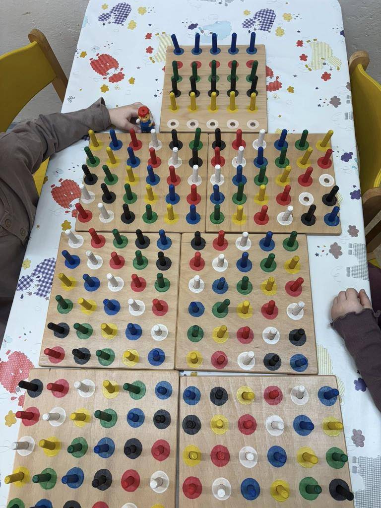 V mene detičiek a vedenia materskej školy sa chceme poďakovať šikovnému ockovi Ivovi Kapákovi za zhotovenie drevených podložiek a kolíkov, ktoré nám budú slúžiť na precvičenie farieb, počtu a jemnej motoriky detí. Šikovné asistentky dotvorili podložky a kolíky maľovaním.