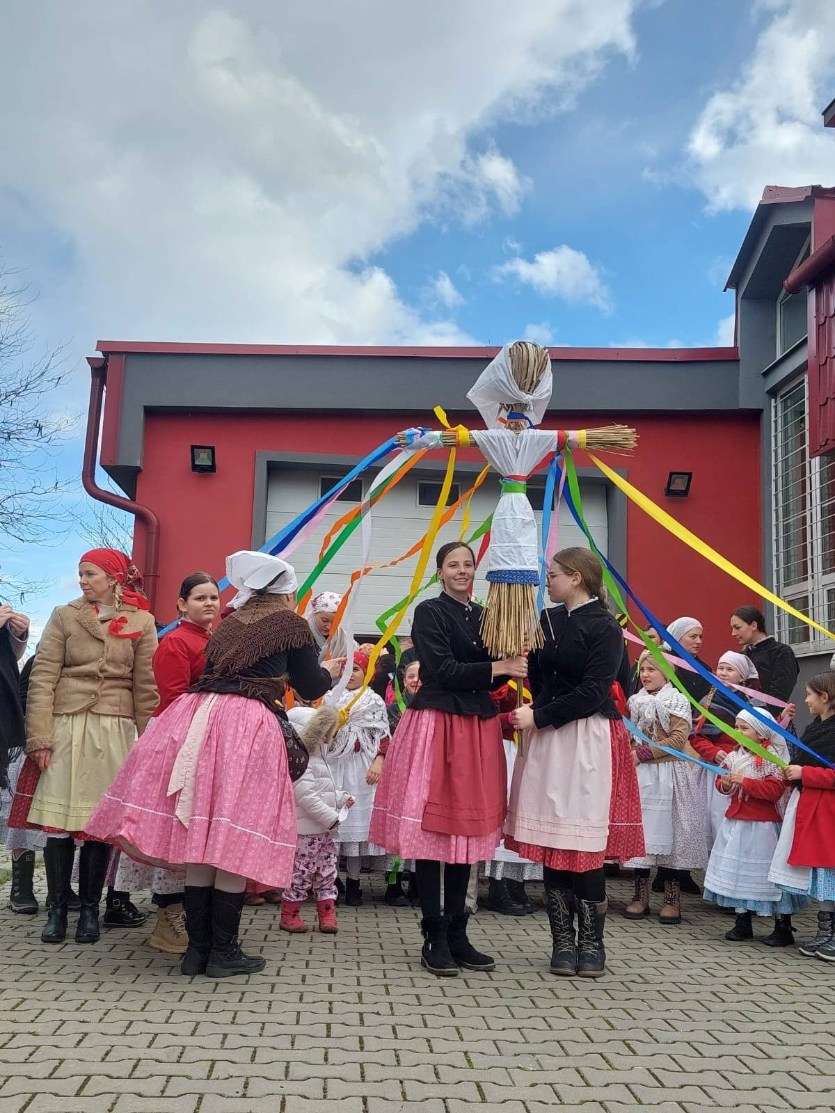 Přjďte si zpříjemnit květnou neděli a společně s námi přivítat jaro a vynést "Mařenu". Slavnostní průvod vyjde v 15:00 hodin od budovy hasičské zbrojnice. Po skončení průvodu a spálení "Mařeny" vystoupí děti z MŠ, DFS Krasničanek a odvážné mamky Krasničanky. Těšit můžete také na opékání buřtů, malý jarní jarmark. Srdečně zve ZUŠ H. Salichové v Polance ve spolupráci s MOb Krásné Pole.