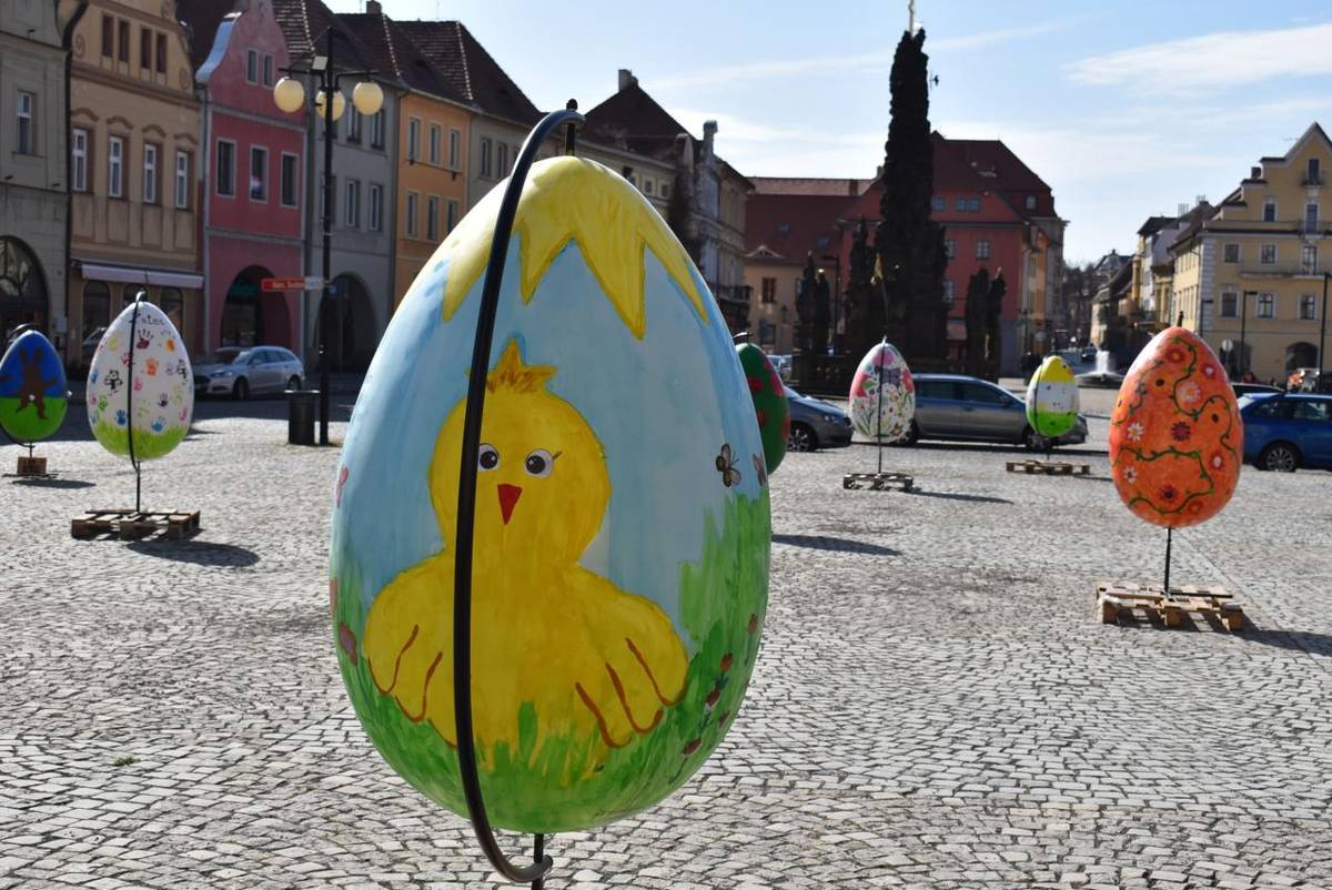 Velikonoční atmosféra dorazila do centra Žatce – náměstí Svobody nyní zdobí šestnáct obřích velikonočních vajec. Tato originální dekorace bude k vidění po dobu dvou týdnů a přispívá k slavnostní výzdobě historického centra města během velikonočního období.