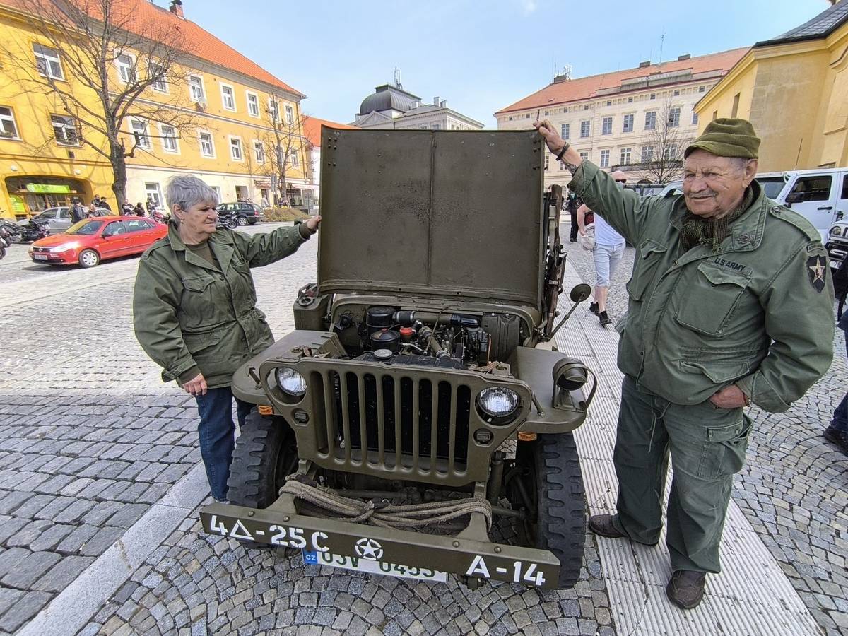 Manželé Vaňáčovi přijeli do Příbrami z Písku. Za svého willyse získali v Příbrami před lety cenu "za nejhezčí popelnici".