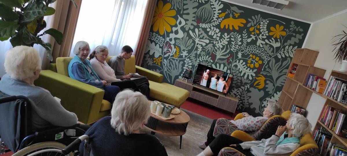 Oddychujú v nej popri relaxačnej hudbe, rozprávajú sa, čítajú knižky a cítia sa príjemne.