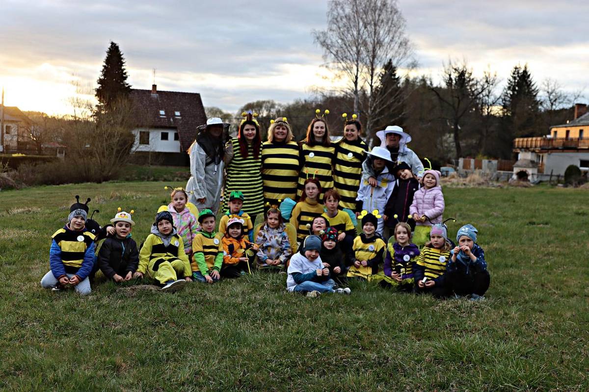 I v letošním roce proběhla již tradiční akce Noc s Andersenem, kterou pořádala MŠ Radnice ve spolupráci s knihovnou A. J. Puchmajera v Radnicích. Každý rok je jiné téma. My jsme si letos vybrali téma Včelky.