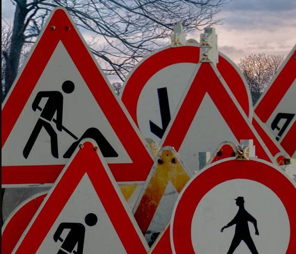 Na základě dohody města a kraje se zhotovitelem bude možno projíždět do Kolína ( ul. B. Němcové ) i přes Velikonoce. Úplná uzavírka bude platit až od úterý 22. dubna 2025.