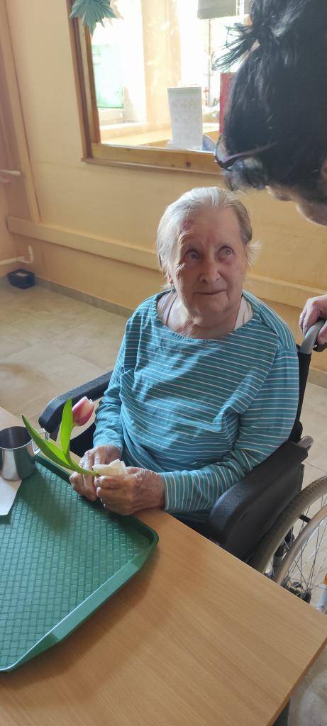 Ani tento sme v našom domove nezabudli začiatkom Marca na sviatok všetkých žien. V jedálni naše malé posedenie zahájila krásnou pesničkou jedna z našich klientiek. Aj takéto malé stretnutie vyčarilo na tvárach našich žien krásne úsmevy.