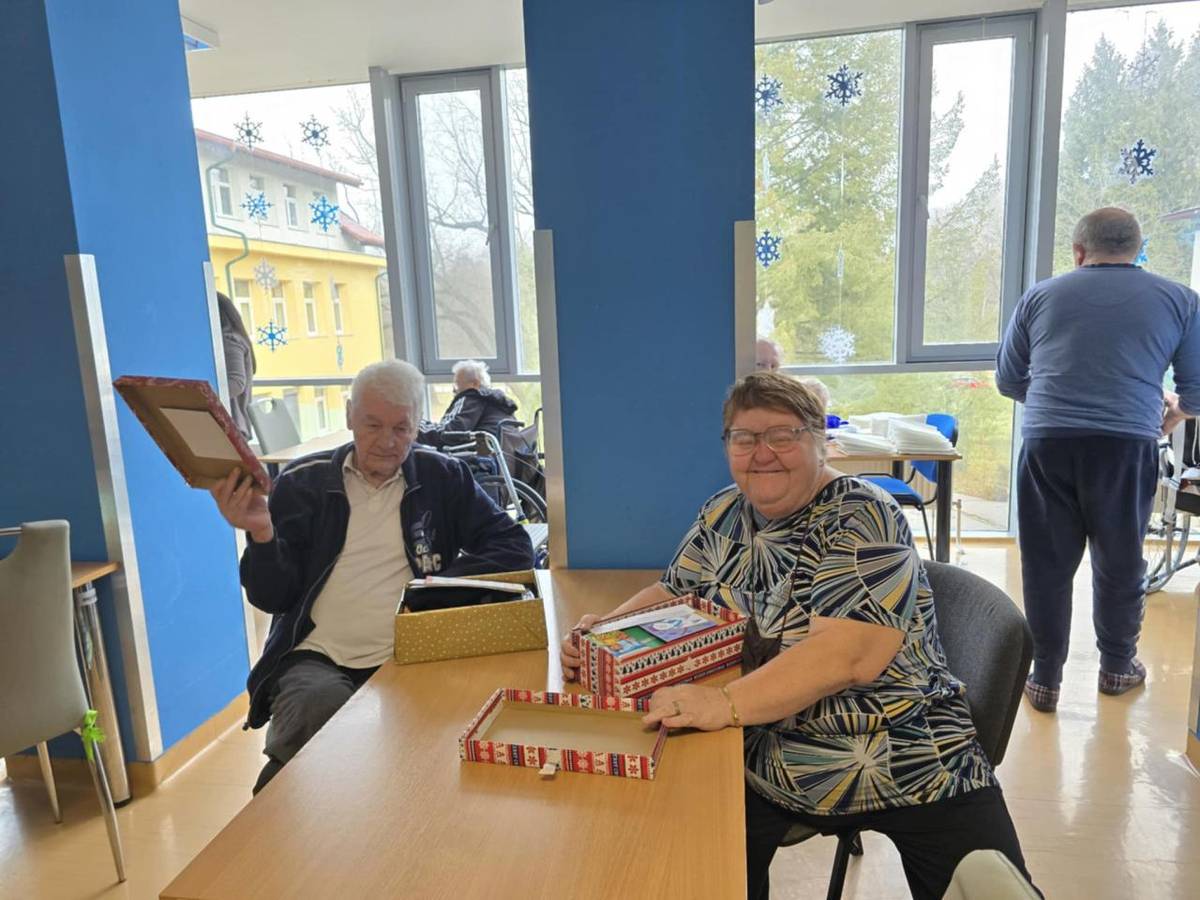 V predvianočnom období chystá celé Slovensko nádherné vianočné darčeky pre seniorov do krabíc od topánok, ktoré odovzdávajú na zberných miestach. Sme veľmi radi, že aj tento rok potešili našich klientov.