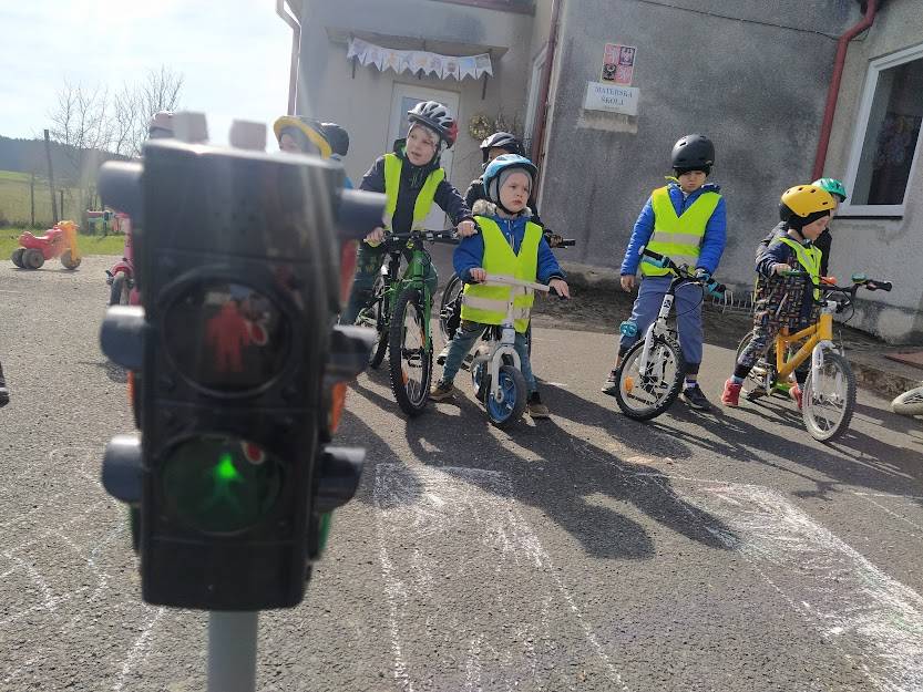 DNE 11. DUBNA 2025 SI DĚTI PŘIVEZLY DO MATEŘSKÉ ŠKOLY KOLA, KOLOBĚŽKY A ODRÁŽEDLA. VŠECHNY DĚTI ZVLÁDLY JÍZDU RYCHLOSTI, SLALOM, VYTRVALOSTI A STOPOVOU JÍZDU. AKTIVITA BYLA ZAMĚŘENÁ ZEJMÉNA NA PROCVIČOVÁNÍ ZÁKLADNÍCH BAREV, GEOMETRICKÝCH TVARŮ A PRAVOLEVÉ ORIENTACE.  DĚTI SI JÍZDU NÁRAMNĚ UŽILY.