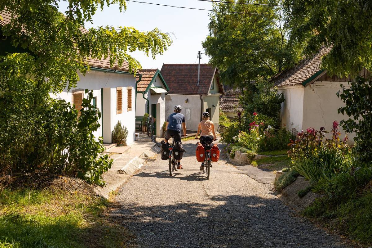 Cyklotrasa EuroVelo 13 prochází podél bývalé železné opony střídavě po českém, bavorském a rakouském území.