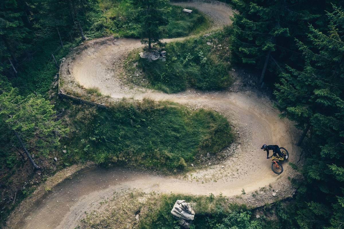 Také bikeři tady najdou ty nejlepší podmínky: lehké trasy pro začátečníky a sjezdy pro profesionály vedou nejkrásnějšími oblastmi země – podél Dunaje, waldviertelskými lesy, kopcovitým Mostviertelem a vinicemi Weinviertelu.