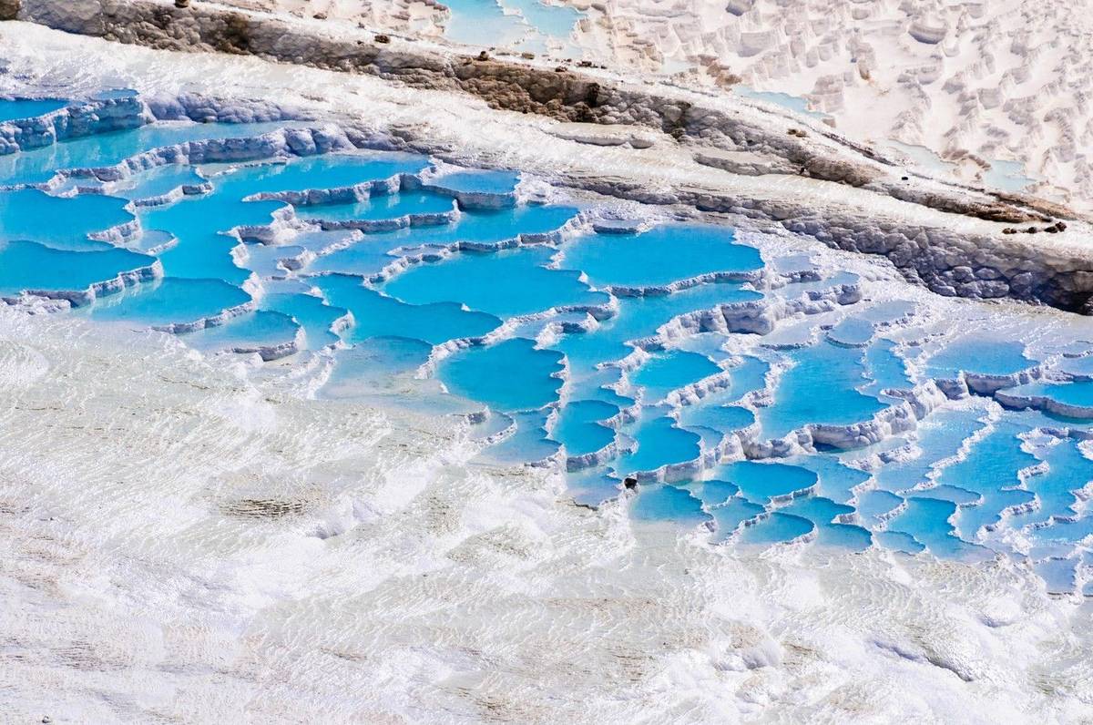 Průzračná jezírka lákají ke koupání, to je v nich však zakázáno.