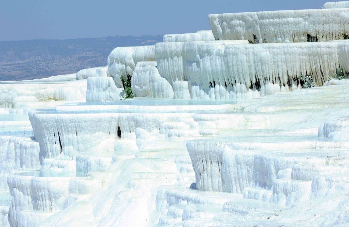 Bílé zbarvení dodává místu hornina travertin.