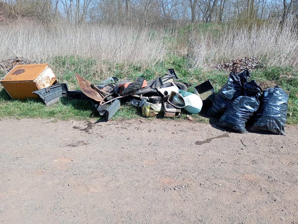 Akci ke Dni země pořádal SDH Mutějovice a SDH Lhota pod Džbánem.