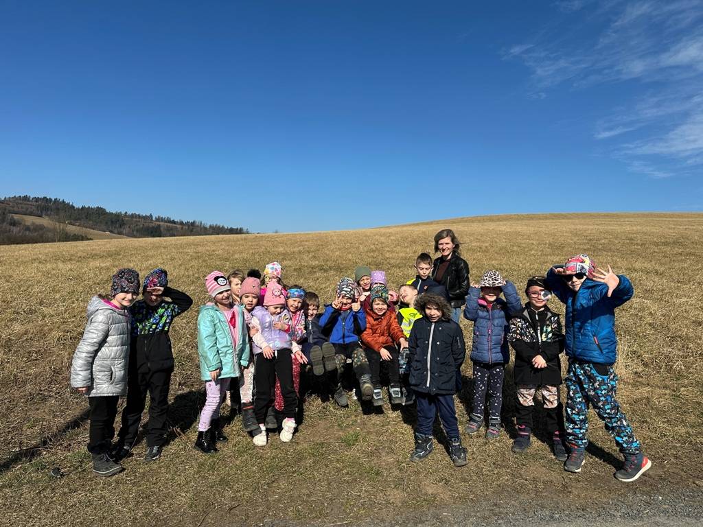 Dívám se do knížek - utíká koblížek,  vlk straší kůzlátka...a další pohádka?   Písmenka jak broučci pobíhají,  jenže já nevím, co povídají.