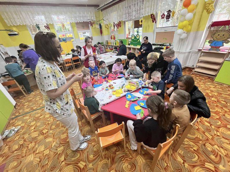 Veľká noc je ideálnym časom, keď môžeme vyjadriť svoju kreativitu. V našej materskej škole sme dnes mali možnosť zapojiť rodičov a ich deti do kreatívneho, veľkonočného tvorenia a vytvorili si jedinečné dekorácie, ktoré naplnia ich domovy veselou atmosférou.