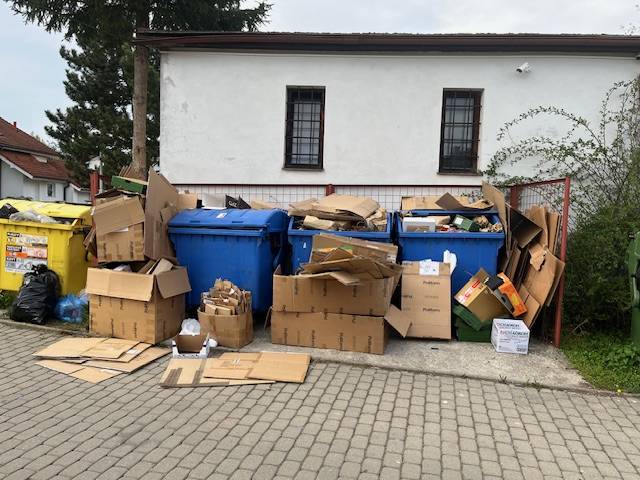 Žádáme občany obce, aby odkládali do kontejnerů na tříděný odpad ve sběrných stanovištích obce pouze odpad vymezený na popisu daného kontejneru. Pokud jsou kontejnery již plné, vyčkejte prosím na jejich vyprázdnění , neodkládejte odpad mimo kontejnery ,dopouštíte se tím přestupku.