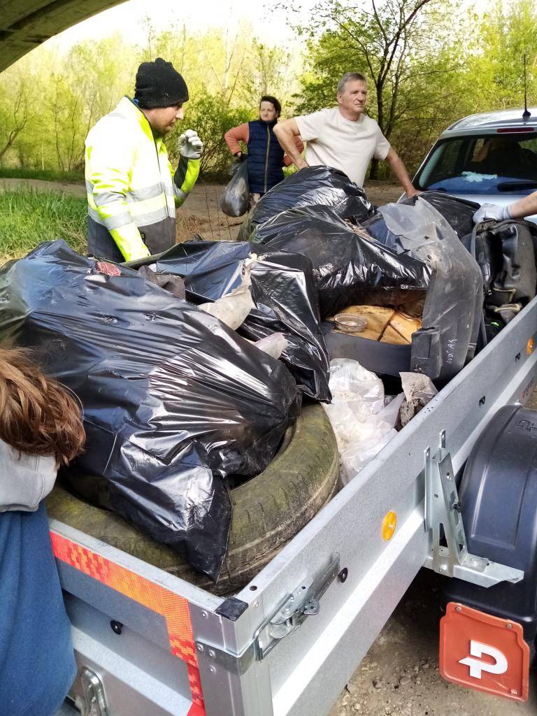 Ďakujeme všetkým dobrovoľníkom, ktorí sa v sobotu 12. apríla zapojili do čistenia nášho okolia pri príležitosti Dňa Zeme.