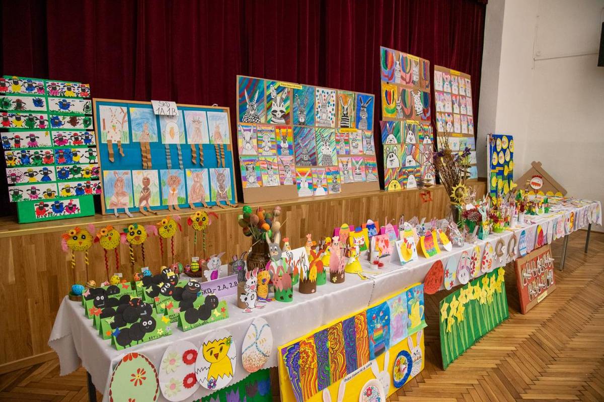 Poďakovanie patrí pracovníkom CVČ Slniečko za ich skvelú prípravu a realizáciu Veľkonočnej výstavy !   Vďaka ich úsiliu sme si mohli užiť krásnu sviatočnú atmosféru a obdivovať jedinečné veľkonočné výrobky.  Foto: Ivan Bíro