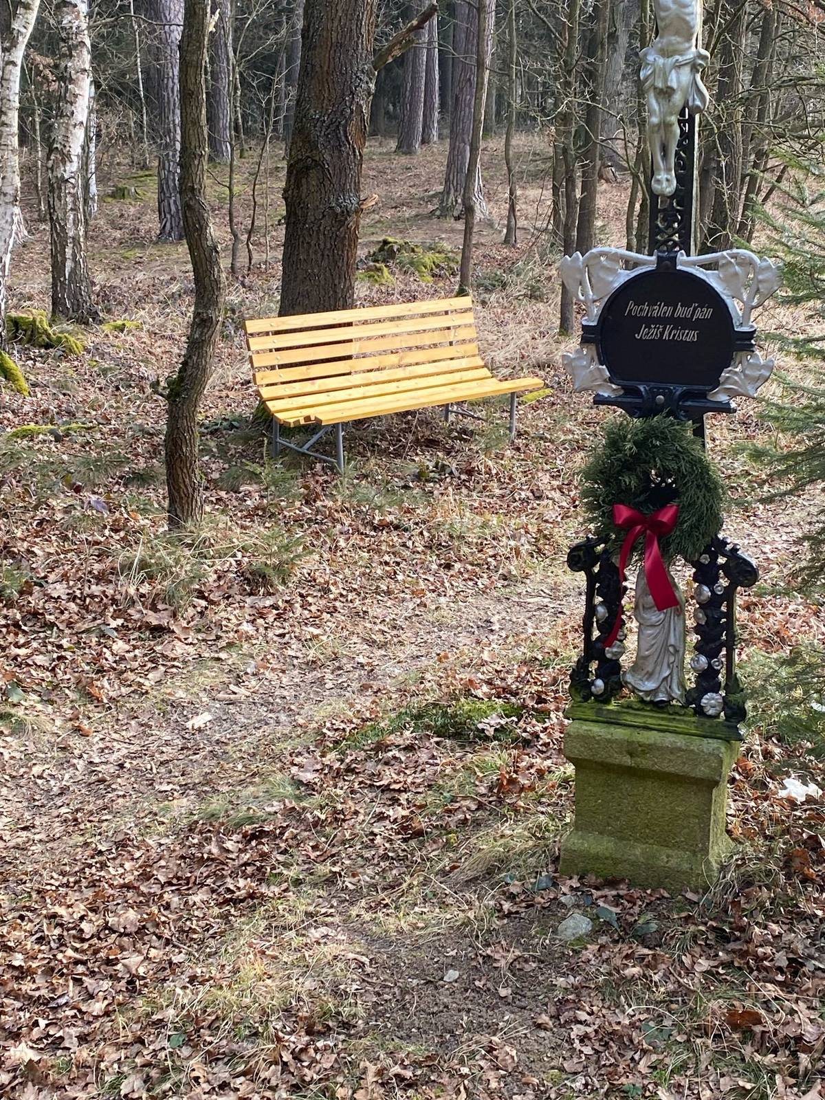 Má smysl v dnešní době něco dělat pro radost? Naši kluci z technických služeb opravili a rozmístili lavičky na různá místa a bohužel už jedná lavička dostala nožičky. Kdo jste si jí přemístil, ať vám dobře slouží. Je nám to líto, že si nevážíme práce druhých. Byla v lese za Hajským. Kdyby se našla byli bychom moc rádi.