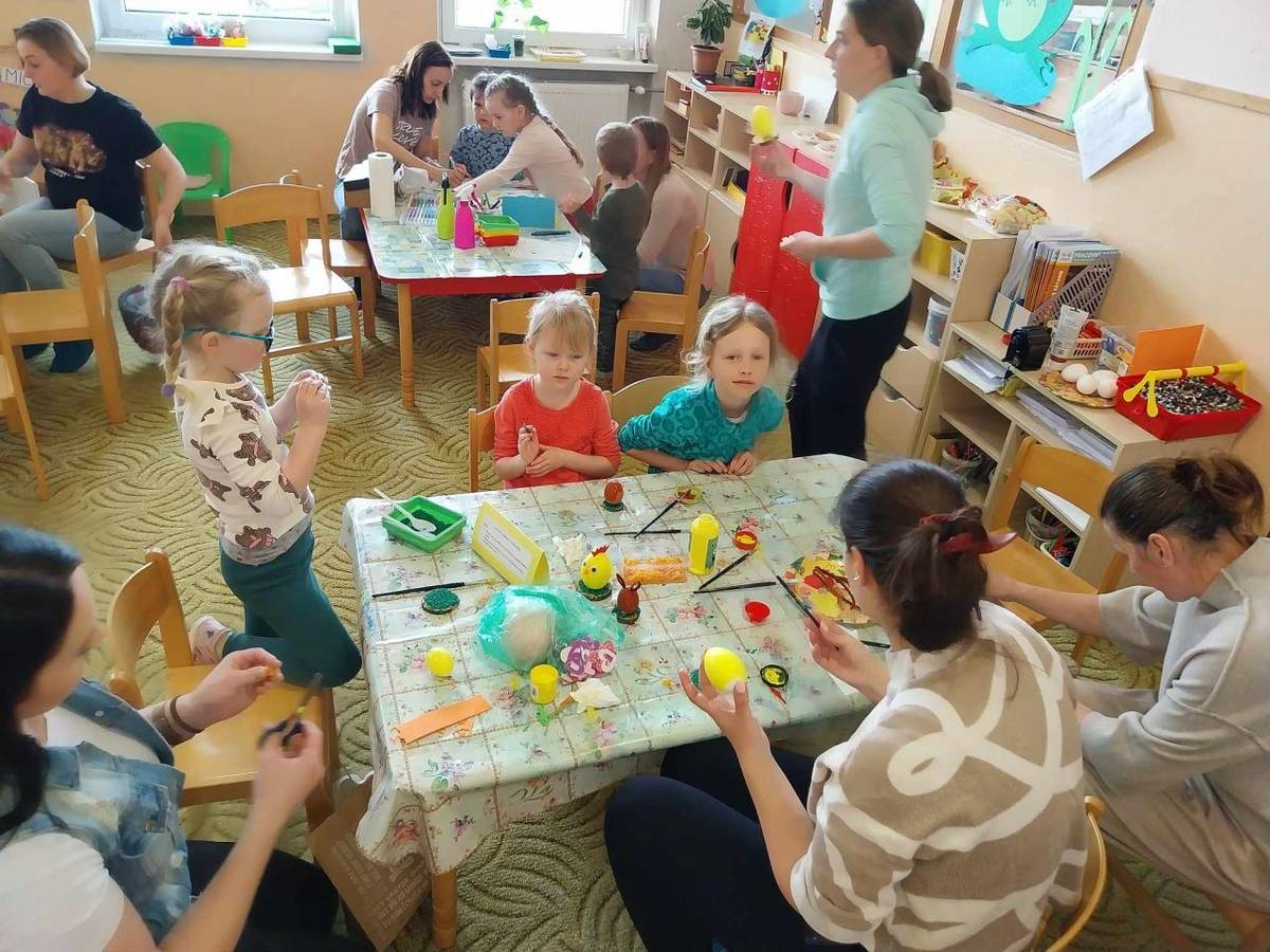 Pred Veľkou nocou sme mali v našej materskej škole tvorivé popoludnia. Deti si so svojimi rodičmi, starými rodičmi vyrábali rôzne veľkonočné dekorácie, ktorými sme prispeli na Veľkonočnú výstavu na Obecnom úrade.