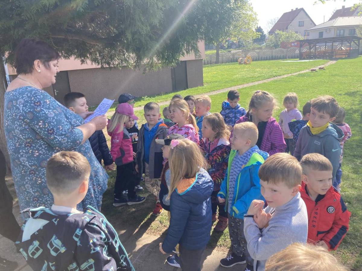 Děti navštívil v MŠ zajíček, který jim připravil jednotlivé úkoly, které děti musely splnit. Na závěr děti dostaly odměnu.