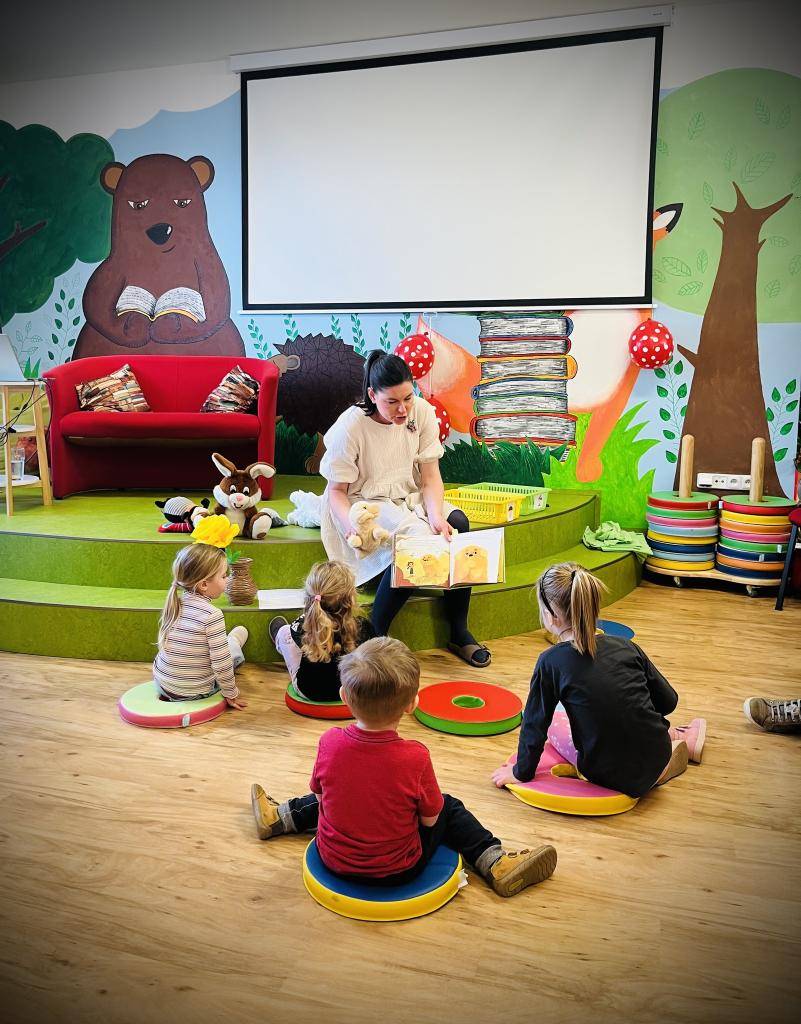 Odpoledne s pohádkou v knihovně ✨  Odpoledně 17.3.2025 jsme strávili čtením pohádky Bětka a ztracený míč. Děti se zaposlouchaly do příběhu, plnily různé tématické úkoly a na závěr si také něco vytvořily.  Akce proběhla v rámci projektu Bookstart, který podporuje čtenářskou gramotnost.