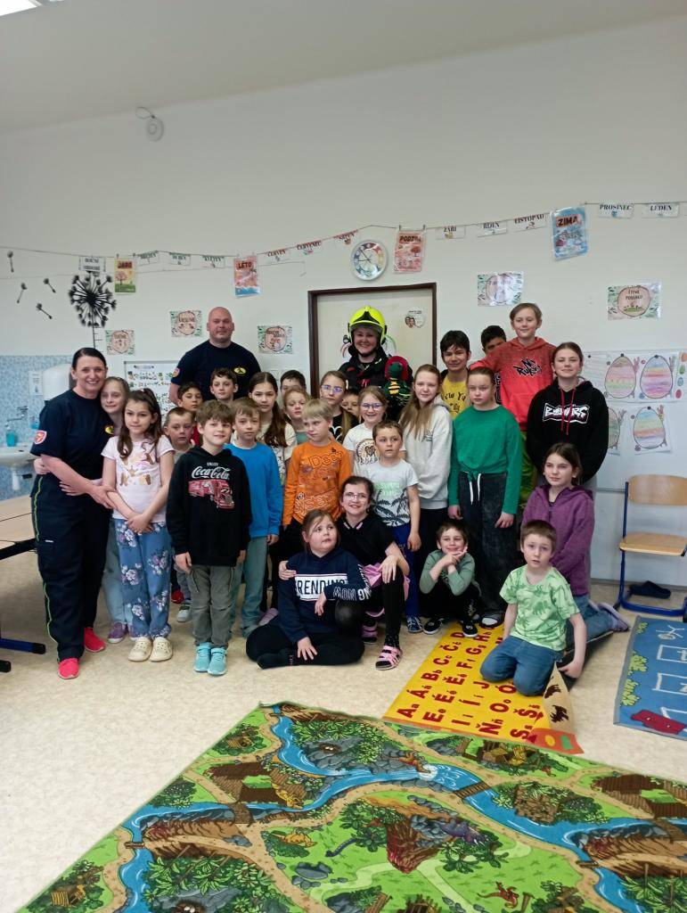 Po roce za námi opět přijeli Evča a Kája z Hasíka. Tentokrát jsme se učili, kdy a jak volat na tísňové linky.