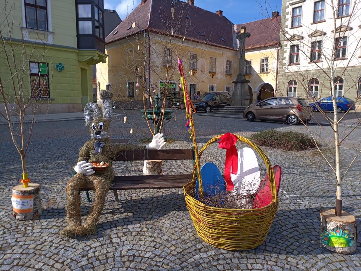 Na Velké náměstí už dorazila velikonoční nálada – chybí jen poslední kouzlo, a tím můžete být právě Vy!  👶👧 Mateřské školky už něco chystají, ale břízek je více a místa určitě dostatek – zapojit se může úplně každý.  🎨 Přijďte pomoci vyzdobit veřejnou břízku – stačí přinést vajíčka, stužky, papírové dekorace nebo vlastní nápady.