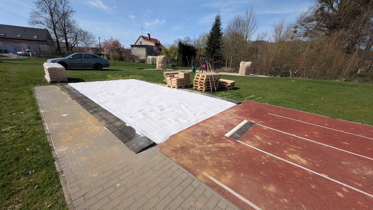 V uplynulých dnech proběhla údržba našeho sportoviště – a výsledek stojí za to! 🏖 V doskočišti vás čeká nový sněhově bílý písek, ve kterém si budete připadat jako na pláži! 🎾 Povrch víceúčelového hřiště jsme pečlivě vykartáčovali, aby se vám míčové hry hrály co nejlépe. Rádi bychom však požádali rodiče, aby dohlédli na své děti – doskočiště opravdu není pískoviště na hraní. Děti pak totiž roznášejí písek po celé tartanové dráze, což výrazně zhoršuje její stav a bezpečnost. Děkujeme za pochopení a přejeme vám spoustu sportovních zážitků! 💪🌞