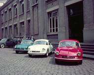 Slavný záběr na trojici A106. Říká se, že to bylo vůbec první tiskové foto Alpine. Zcela vlevo nový Renault Frégate…