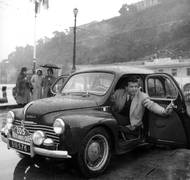 Jean Rédélé prodával renaulty, ale neklidná krev jej hnala do závodů. S „želvičkou“ 4CV se účastnil i Rallye Monte Carlo, samozřejmě nikoliv ve světlém saku a s kravatou