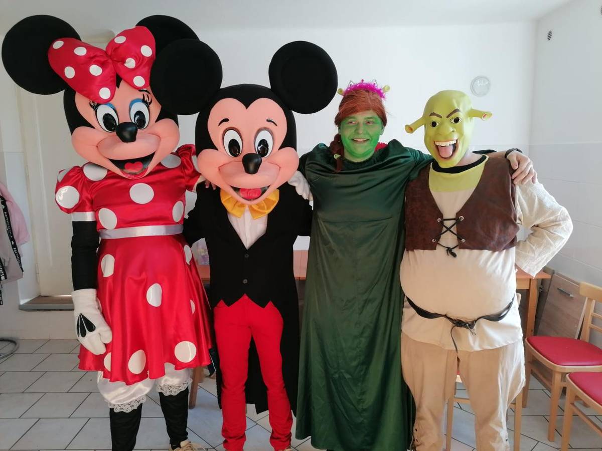 Tropické odpoledne plné her a soutěží pro děti.