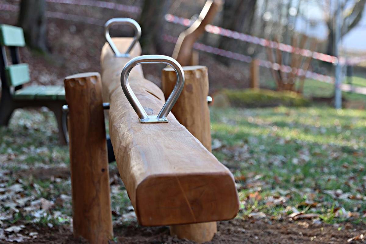 Od středy 16. dubna 2025 začne sloužit veřejnosti dětské hřiště u rybníka.