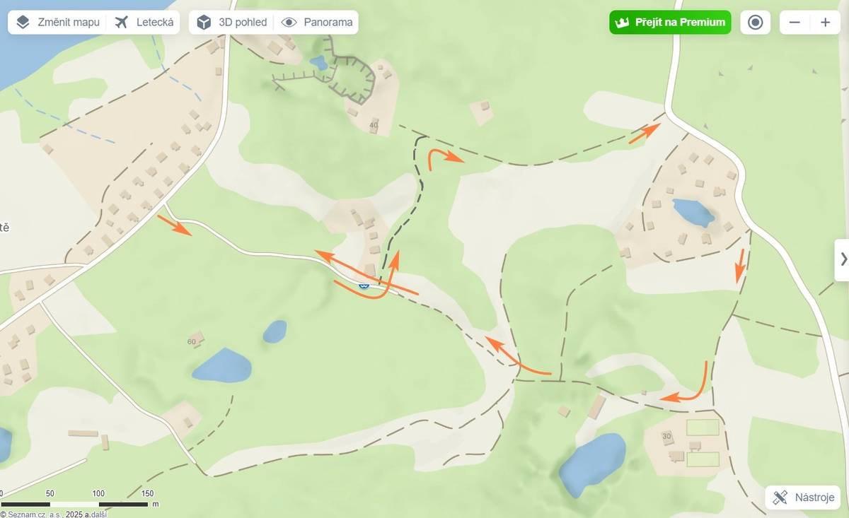 V současné době už probíhají práce na komunikaci, po domluvě s pracovníky firmy Strabag je možné projet, ale je třeba počítat se zdržením, než Vám popřípadě uhnou s pracovními stroji během pracovní doby od pondělí do pátku od 7:00 do 16:00. Opravovanou komunikaci lze také objet přes „Horní Roviště“ viz foto níže po účelových komunikacích, které jsme se snažili upravit, aby byly komunikace, i když s opatrností, sjízdné. Trasu značkami označíme počátkem tohoho týdne, protože stále čekáme na zapůjčení značek. K úplnému uzavření opravované komunikace dojde v termínu od neděle 27.4. do středy 30.4. V tomto termínu bude probíhat spojovací nástřik a pokládka asfaltu.