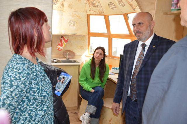 V sobotu 12. dubna byl na náměstí v Prostějově poprvé veřejnosti představen unikátní dům SAMOROST. Tato inovativní stavba využívá jako klíčový stavební prvek materiál na bázi podhoubí, tzv. mykokompozit. Všichni zájemci mají nyní jedinečnou příležitost prohlédnout si exteriér i interiér tohoto revolučního domu a seznámit se s možnostmi využití mycelia v udržitelném stavebnictví.                               Číst dál...