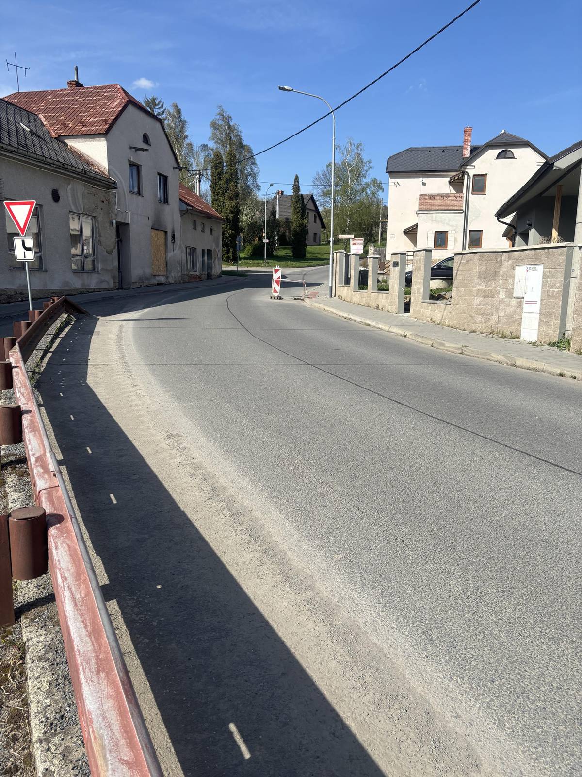 Dobrý den, v souvislosti s opravou kanálových vpustí od návsi k odbočce na Loučky je omezen provoz. Dbejte prosím zvýšené opatrnosti.