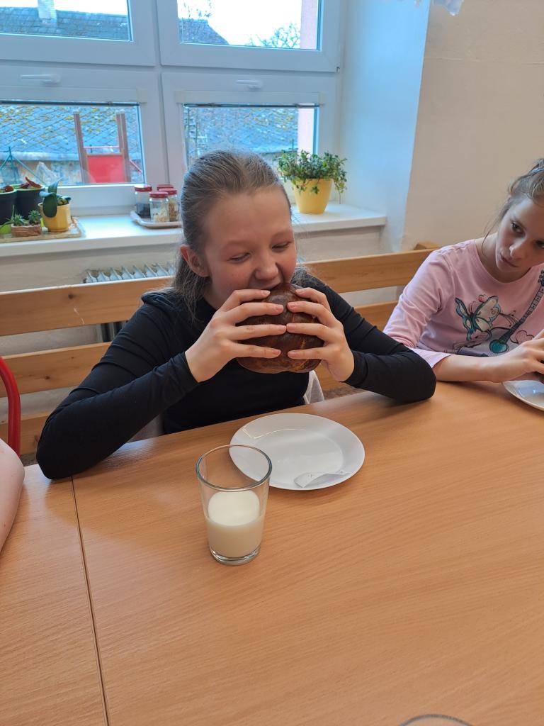 V rámci projektového dne si děti ráno upletly mazanec, který si pak s chutí daly na svačinku.